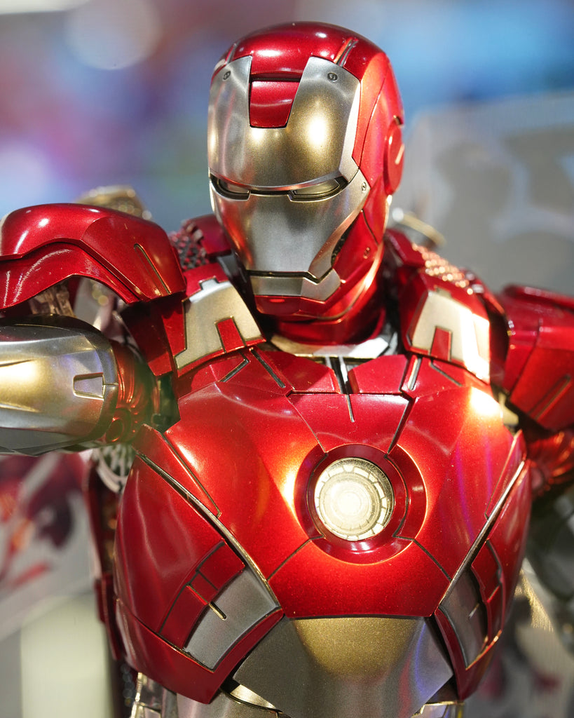 Hot Toys MMS696D54  Disney 100 Iron Man Mark Vii (D100 Version) 1/6 Scale Collectible Figure