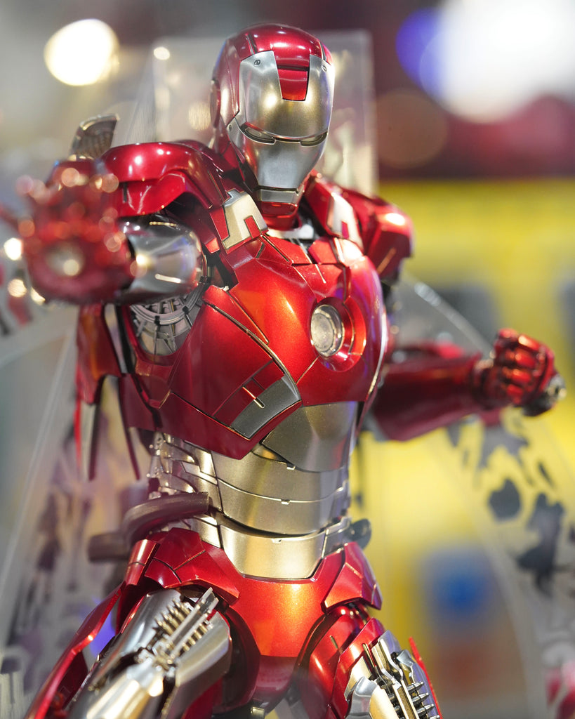 Hot Toys MMS696D54  Disney 100 Iron Man Mark Vii (D100 Version) 1/6 Scale Collectible Figure