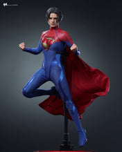 Load image into Gallery viewer, Hot Toys MMS715 The Flash Supergirl 1/6 Scale Collectible Figure