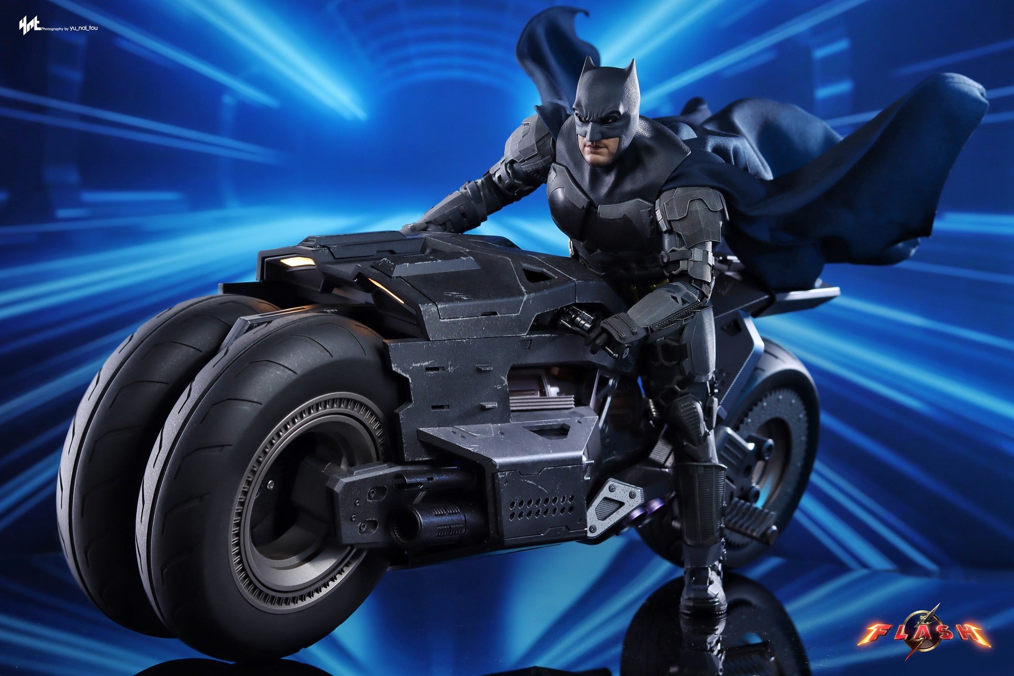 Batcycle Flash Hot Toys MMS705 The Flash – Batman and Batcycle 1/6 Scale Collectible ...