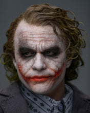 Load image into Gallery viewer, Preorder! Hot Toys DX51AE The Dark Knight Trilogy 1/6th scale The Joker (Bank Robber Version) Collectible Figure (Artisan Edition) [Hot Toys Exclusive]