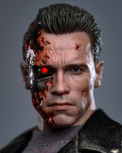 Load image into Gallery viewer, Hot Toys DX46 Terminator 2: Judgment Day 1/6th scale T-800 (Battle Damaged Version 2.0) Collectible Figure