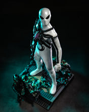 Load image into Gallery viewer, Hot Toys CMS027 Aliens Vs. Avengers 1/6th scale Miles Morales (Aliens Vs. Avengers Suit) Collectible Figure [Hot Toys Exclusive]