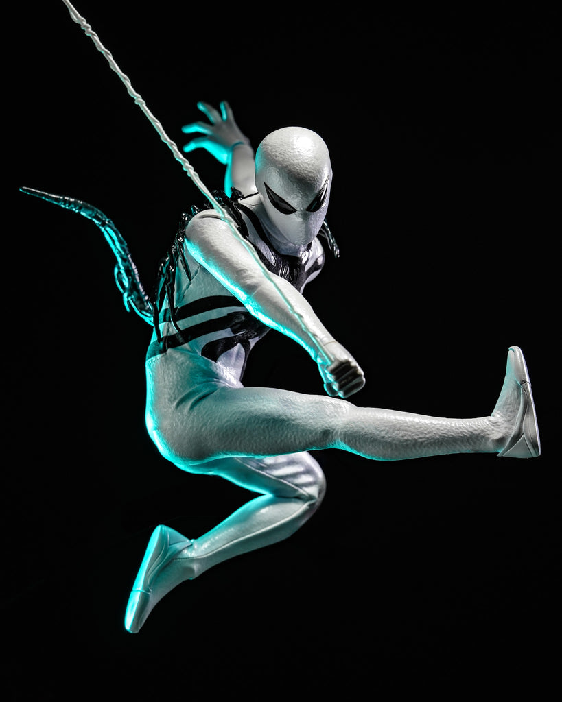 Hot Toys CMS027 Aliens Vs. Avengers 1/6th scale Miles Morales (Aliens Vs. Avengers Suit) Collectible Figure [Hot Toys Exclusive]