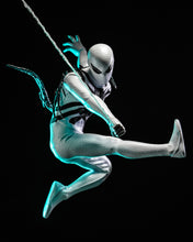Load image into Gallery viewer, Hot Toys CMS027 Aliens Vs. Avengers 1/6th scale Miles Morales (Aliens Vs. Avengers Suit) Collectible Figure [Hot Toys Exclusive]