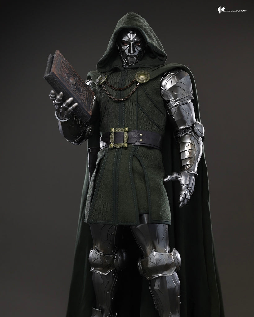 Hot Toys CMS022B Marvel Comics 1/6th Scale Doctor Doom Collectible Figure Special Edition