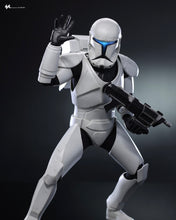 Load image into Gallery viewer, Hot Toys TMS131 Star Wars The Bad Batch Clone Commando 1/6 Scale Collectible Figure