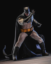 Load image into Gallery viewer, Hot Toys CMS024 DC Comic Batman The Dark Knight Returns Batman 1/6 Scale Collectible Figure