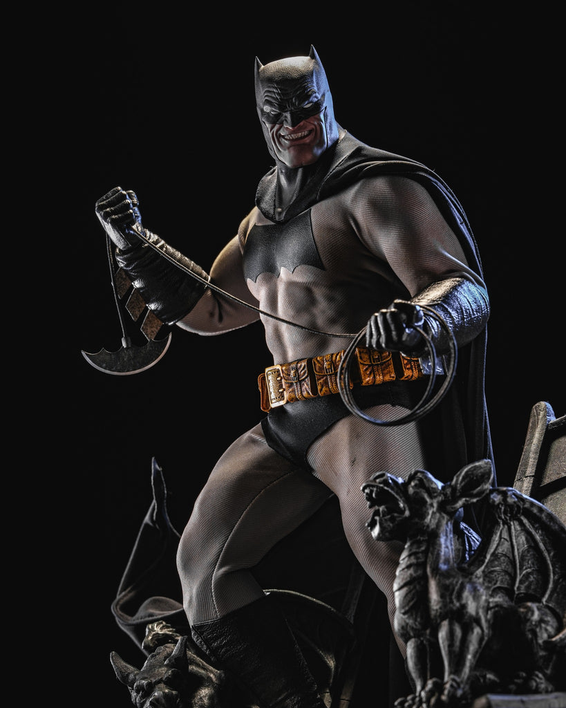 Hot Toys CMS024 DC Comic Batman The Dark Knight Returns Batman 1/6 Scale Collectible Figure