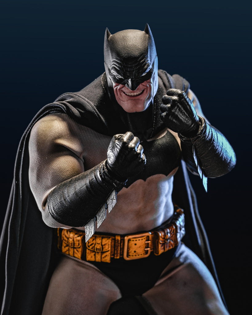 Hot Toys CMS024 DC Comic Batman The Dark Knight Returns Batman 1/6 Scale Collectible Figure