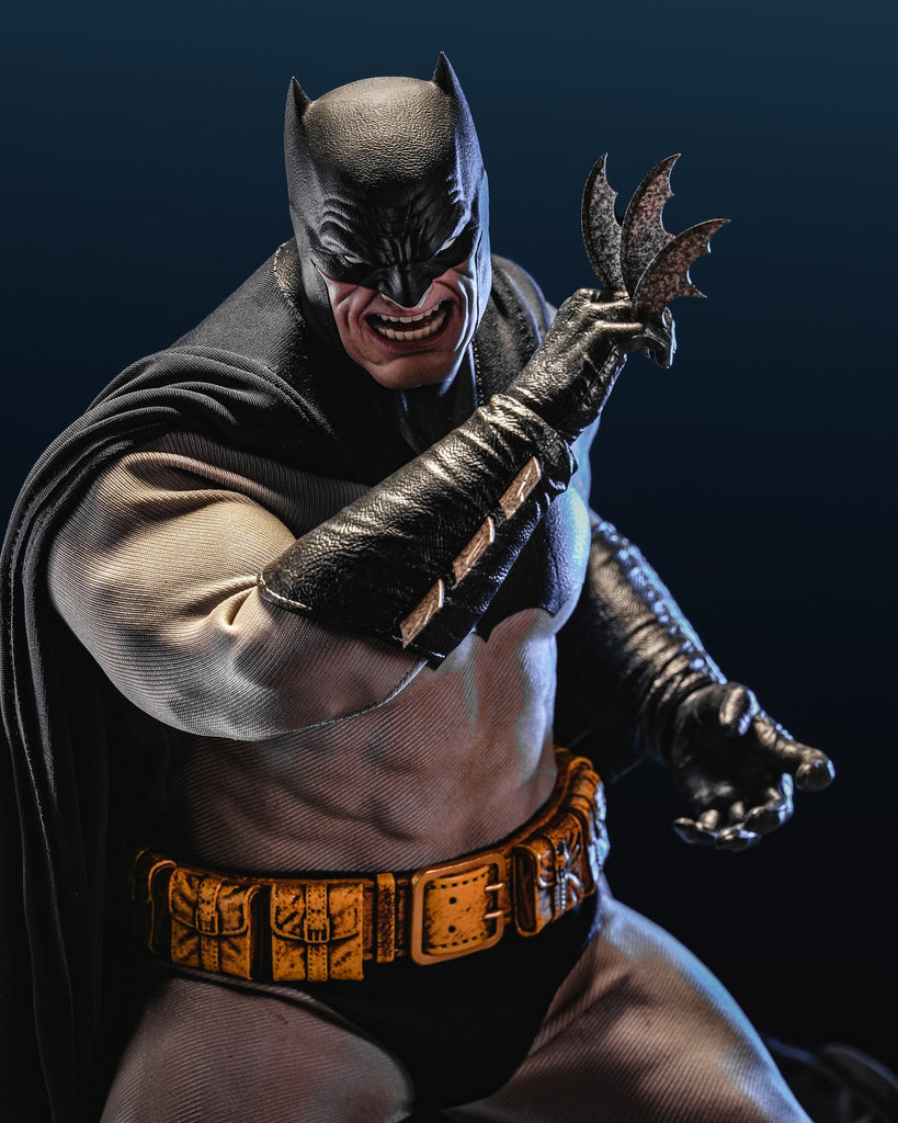 Hot Toys CMS024 DC Comic Batman The Dark Knight Returns Batman 1/6 Scale Collectible Figure