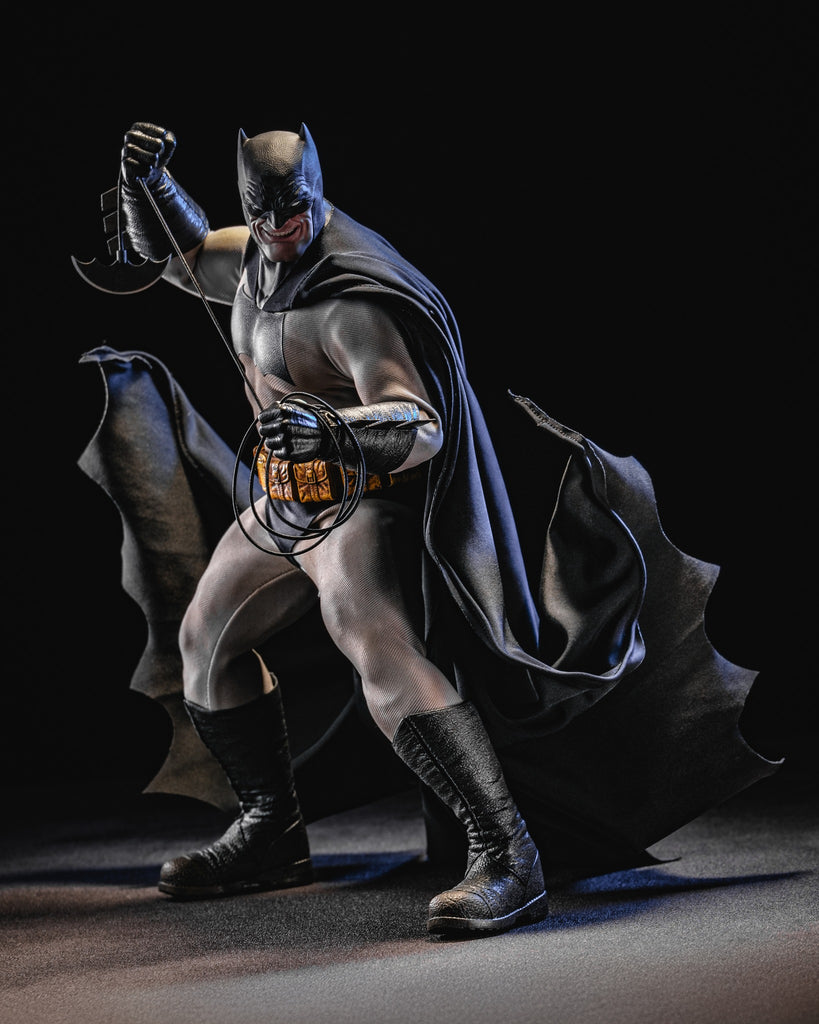 Hot Toys CMS024 DC Comic Batman The Dark Knight Returns Batman 1/6 Scale Collectible Figure