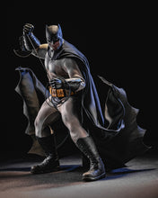 Load image into Gallery viewer, Hot Toys CMS024 DC Comic Batman The Dark Knight Returns Batman 1/6 Scale Collectible Figure