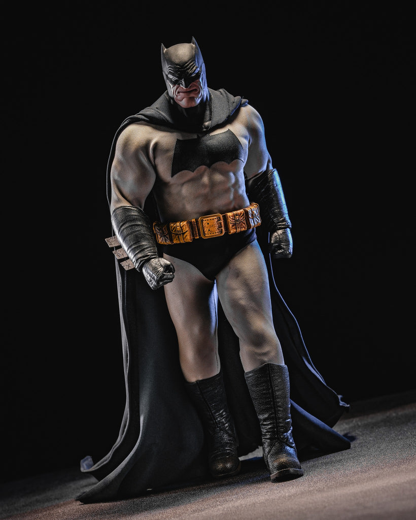 Hot Toys CMS024 DC Comic Batman The Dark Knight Returns Batman 1/6 Scale Collectible Figure