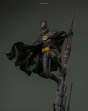 Load image into Gallery viewer, Hot Toys MMS769 Batman Returns: 1/6th scale Batman Collectible Figure (Regular Version)