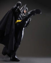 Load image into Gallery viewer, Hot Toys MMS770 Batman Returns: 1/6th scale Batman Collectible Figure (Deluxe Version)