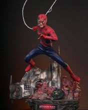 Load image into Gallery viewer, Hot Toys MMS859 Spider-Man 1/6th scale Spider-Man (Battle Damaged Version) Collectible Figure
