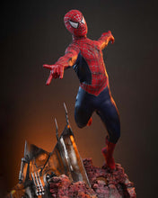 Load image into Gallery viewer, Hot Toys MMS859 Spider-Man 1/6th scale Spider-Man (Battle Damaged Version) Collectible Figure