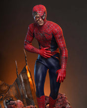 Load image into Gallery viewer, Hot Toys MMS859 Spider-Man 1/6th scale Spider-Man (Battle Damaged Version) Collectible Figure