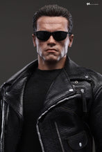 Load image into Gallery viewer, Hot Toys MMS795 Terminator 2: Judgment Day 1/6th Scale T-800 (2.0) Collectible Figure