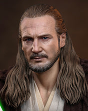Load image into Gallery viewer, Preorder! Hot Toys MMS880 Star Wars: The Phantom Menace 1/6th scale Qui-Gon Jinn Collectible Figure