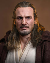 Load image into Gallery viewer, Preorder! Hot Toys MMS881AE Star Wars: The Phantom Menace 1/6th scale Qui-Gon Jinn Collectible Figure (Artisan Edition) [Hot Toys Exclusive]