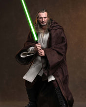 Load image into Gallery viewer, Preorder! Hot Toys MMS881AE Star Wars: The Phantom Menace 1/6th scale Qui-Gon Jinn Collectible Figure (Artisan Edition) [Hot Toys Exclusive]