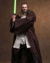 Load image into Gallery viewer, Preorder! Hot Toys MMS881AE Star Wars: The Phantom Menace 1/6th scale Qui-Gon Jinn Collectible Figure (Artisan Edition) [Hot Toys Exclusive]