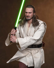 Load image into Gallery viewer, Preorder! Hot Toys MMS881AE Star Wars: The Phantom Menace 1/6th scale Qui-Gon Jinn Collectible Figure (Artisan Edition) [Hot Toys Exclusive]