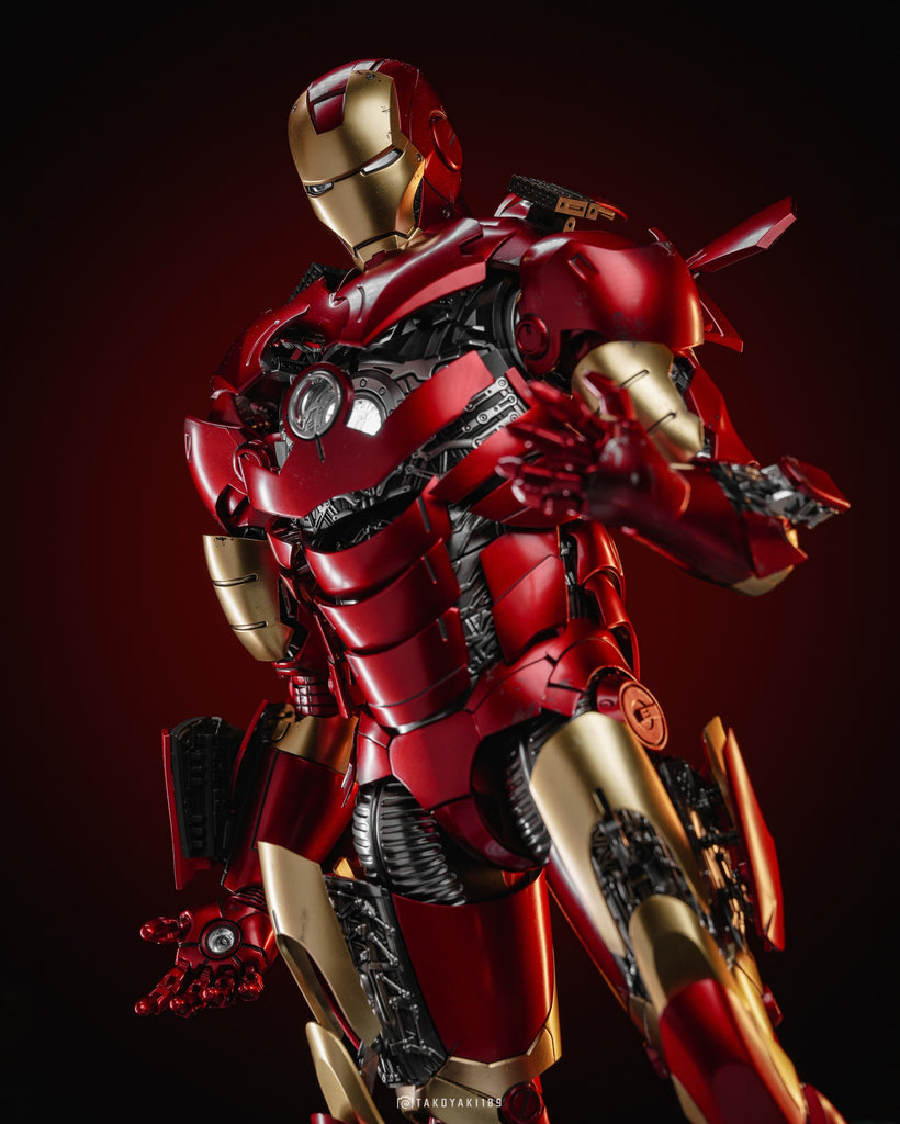 Hot Toys MMS825D72B Iron Man 1/6th scale Iron Man Mark III (Armor Suit Up Version) Collectible Figure Special Edition