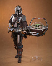Load image into Gallery viewer, Hot Toys MMS872 Star Wars: The Mandalorian &amp; Grogu 1/6th scale The Mandalorian and Grogu Collectible Set