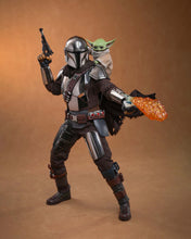 Load image into Gallery viewer, Hot Toys MMS872 Star Wars: The Mandalorian &amp; Grogu 1/6th scale The Mandalorian and Grogu Collectible Set
