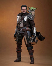 Load image into Gallery viewer, Hot Toys MMS872 Star Wars: The Mandalorian &amp; Grogu 1/6th scale The Mandalorian and Grogu Collectible Set