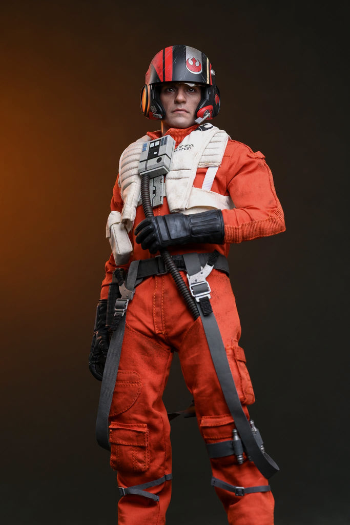 Hot Toys MMS806 Star Wars The Force Awakens 1/6th scale Poe Dameron Collectible Figure