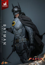 Load image into Gallery viewer, Hot Toys MMS897 The Flash Batman (Arctic Suit) 1/6th scale Collectible Figure