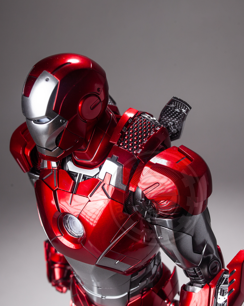 Hot Toys MMS696D54  Disney 100 Iron Man Mark Vii (D100 Version) 1/6 Scale Collectible Figure