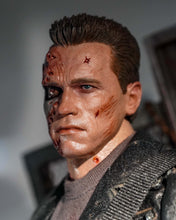 Load image into Gallery viewer, Preorder! Hot Toys DX46 Terminator 2: Judgment Day 1/6th scale T-800 (Battle Damaged Version 2.0) Collectible Figure