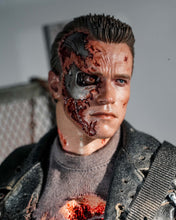 Load image into Gallery viewer, Preorder! Hot Toys DX46 Terminator 2: Judgment Day 1/6th scale T-800 (Battle Damaged Version 2.0) Collectible Figure