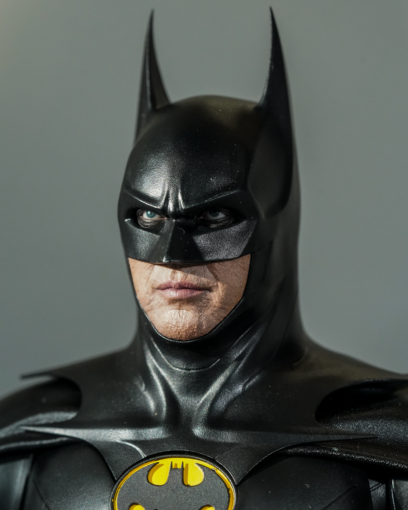 Preorder! Hot Toys MMS712 The Flash – Batman (Modern Suit) 1:6th Scale Collectible Figure