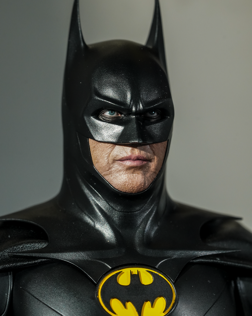 Preorder! Hot Toys MMS712 The Flash – Batman (Modern Suit) 1:6th Scale Collectible Figure