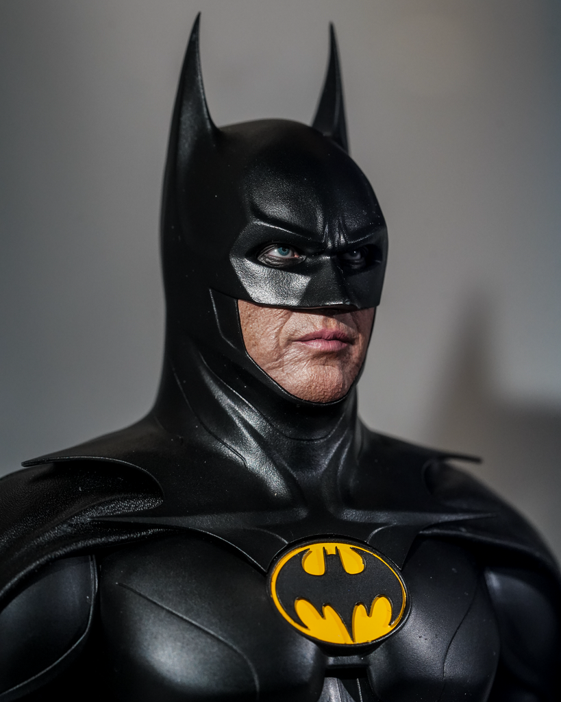 Preorder! Hot Toys MMS712 The Flash – Batman (Modern Suit) 1:6th Scale Collectible Figure