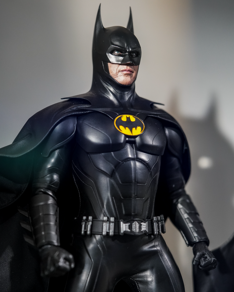 Preorder! Hot Toys MMS712 The Flash – Batman (Modern Suit) 1:6th Scale Collectible Figure