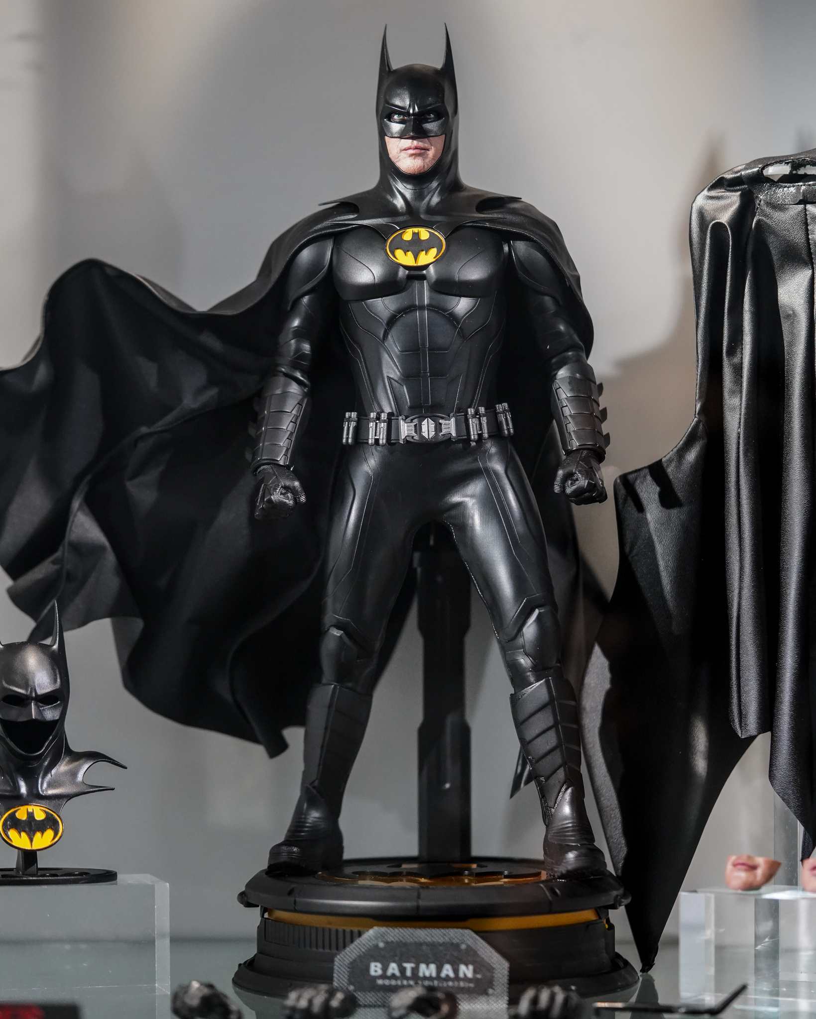 Batman The Flash - Action Figure 1/6 Batman (Modern Suit) 30cm