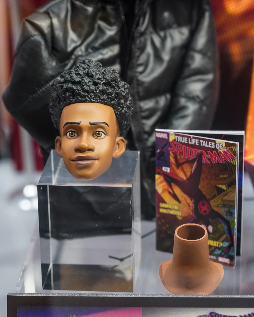 Figurine Hot Toys Miles Morales - Deriv'Store - Les Spécialistes en  Figurines & Produits Dérivés Geek