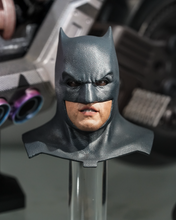 Load image into Gallery viewer, Preorder! Hot Toys MMS703 The Flash – Batman 1/6 Scale Collectible Figure