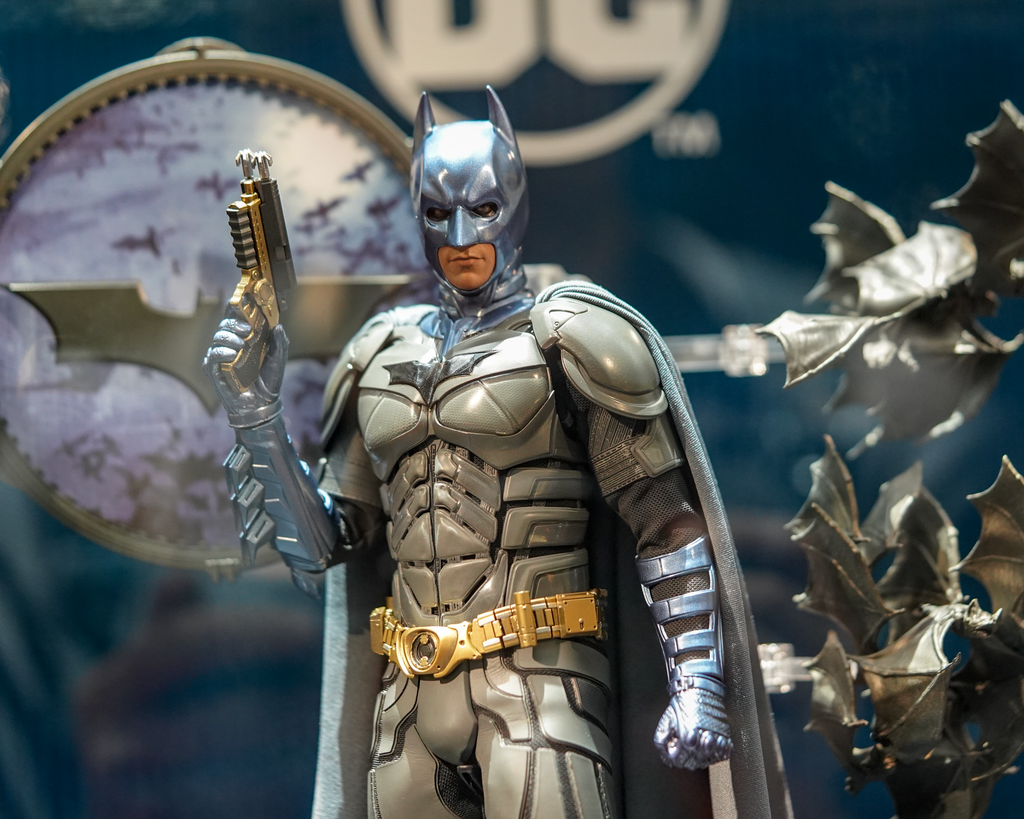 Hot Toys MMS697 WB 100 Batman 1/6th Scale Collectible Figure (Exclusive Edition)(Worldwide 500PCS)