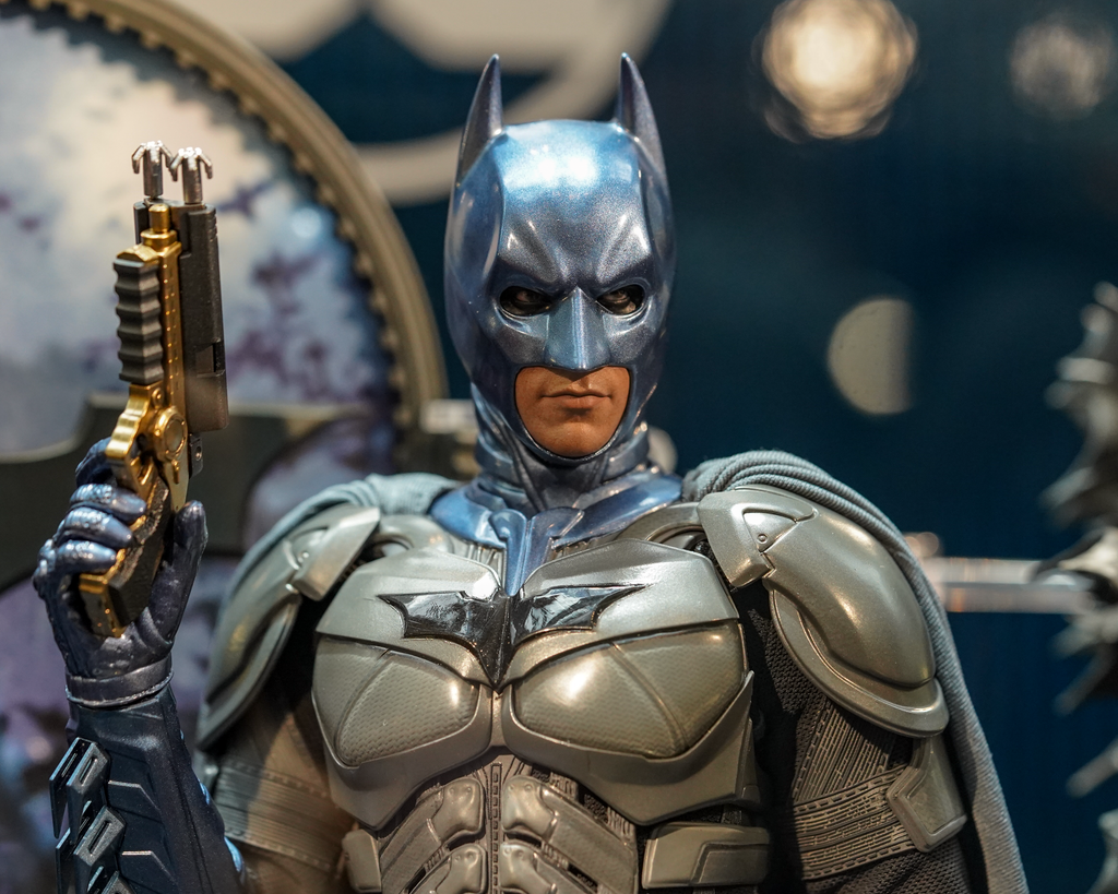 Hot Toys MMS697 WB 100 Batman 1/6th Scale Collectible Figure (Exclusive Edition)(Worldwide 500PCS)