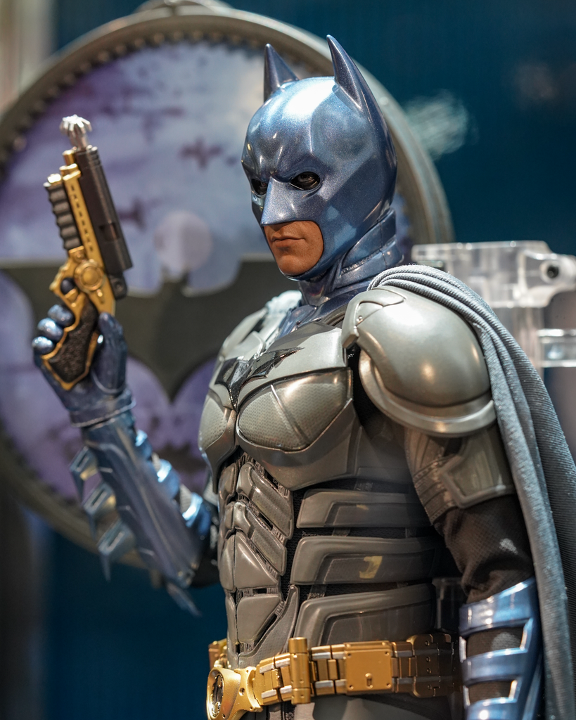 Hot Toys MMS697 WB 100 Batman 1/6th Scale Collectible Figure (Exclusive Edition)(Worldwide 500PCS)