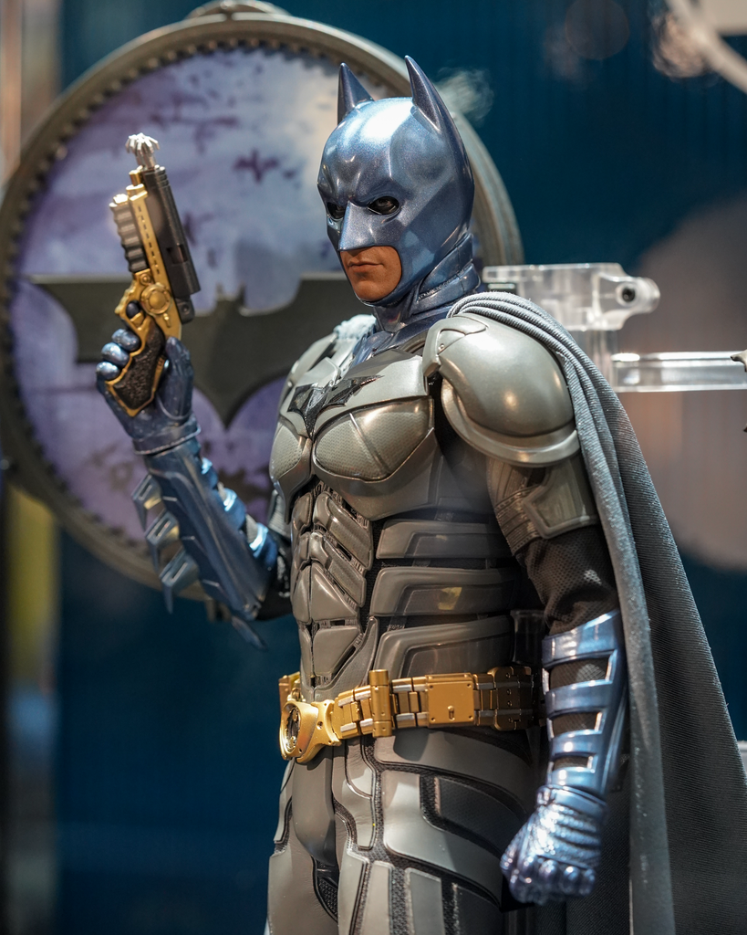 Hot Toys MMS697 WB 100 Batman 1/6th Scale Collectible Figure (Exclusive Edition)(Worldwide 500PCS)