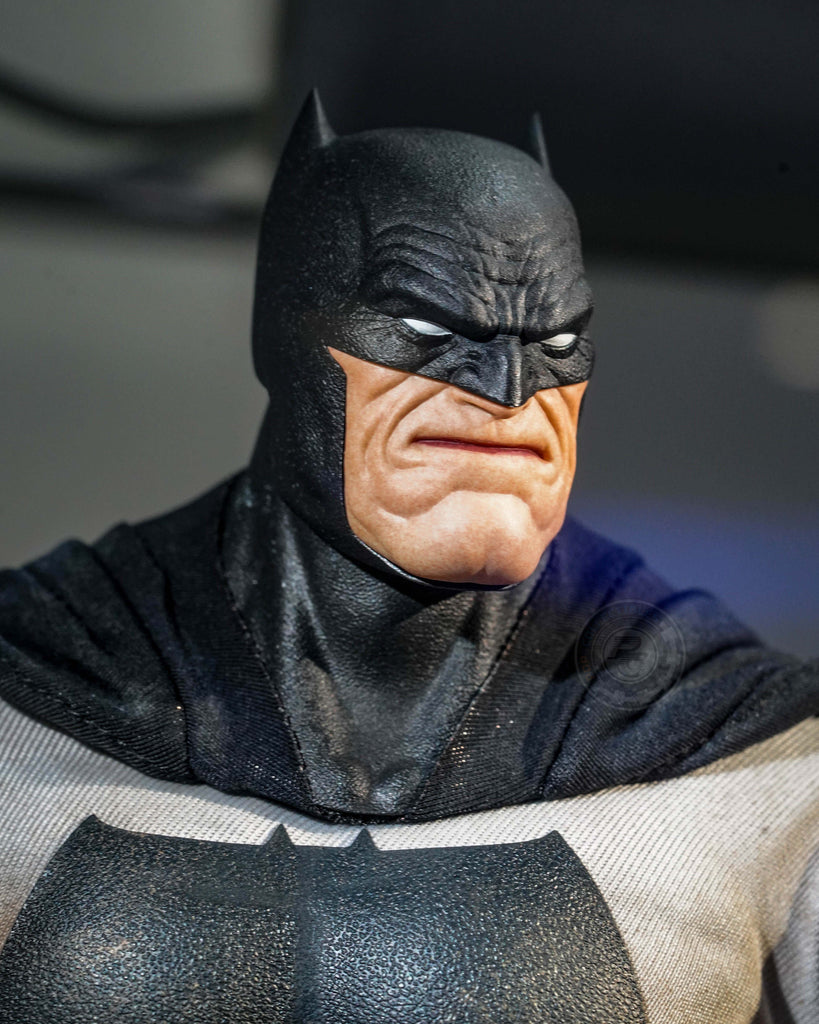 Preorder! Hot Toys CMS024 DC Comic Batman The Dark Knight Returns Batman 1/6 Scale Collectible Figure